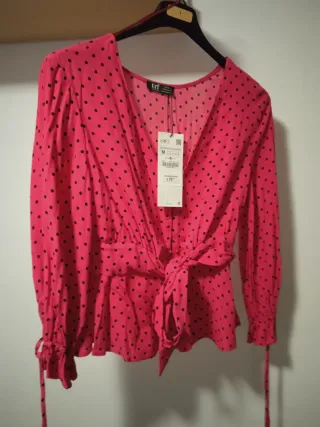 Blusa Zara lunares fucsia talla M
