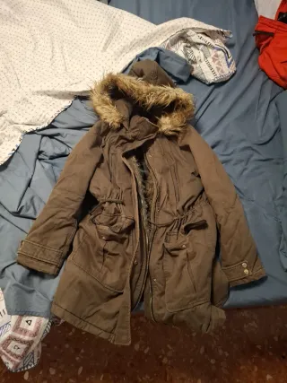 Abrigo marrón con capucha.