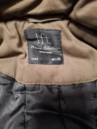 Abrigo marrón con capucha.