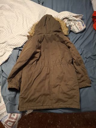 Abrigo marrón con capucha.