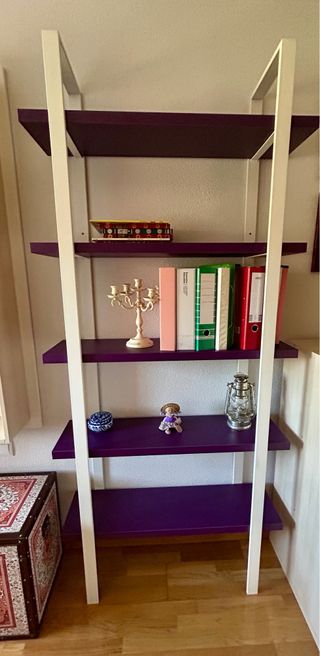 Estantería de metal y madera