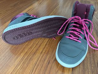 Zapatillas Adidas altas grises y rosas