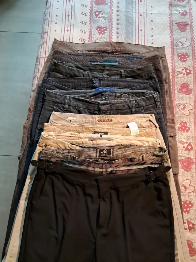 Pantaloni uomo beige e neri