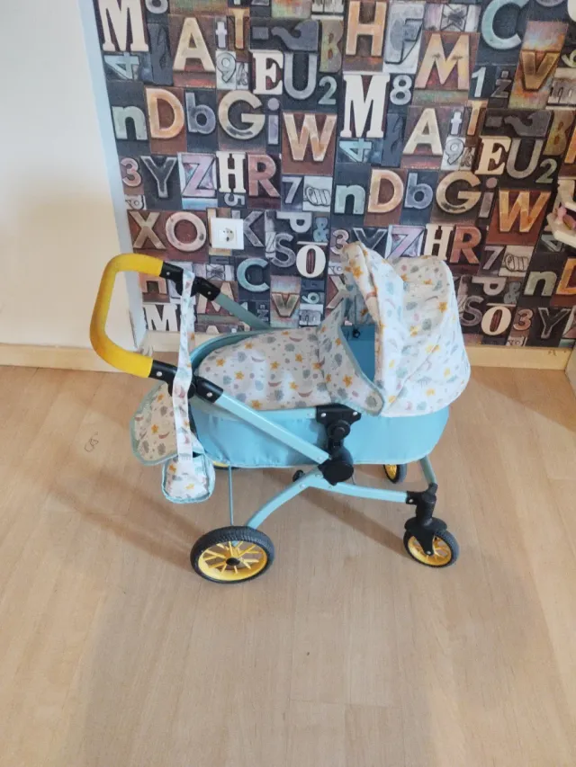 Carro de muñecas azul con capota