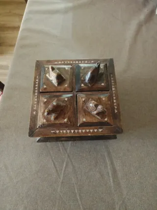 Joyero de madera con figuras talladas