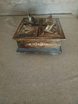 Joyero de madera con figuras talladas