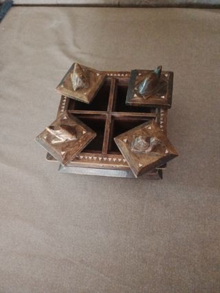 Joyero de madera con figuras talladas