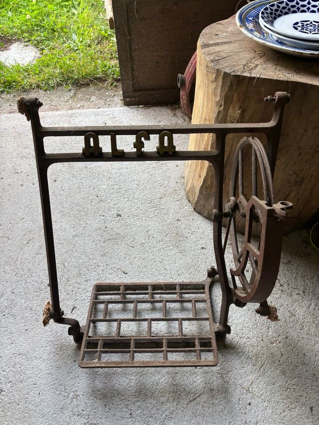 Pie de máquina de coser Alfa de hierro