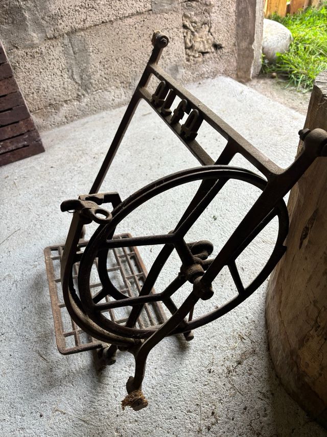 Pie de máquina de coser Alfa de hierro