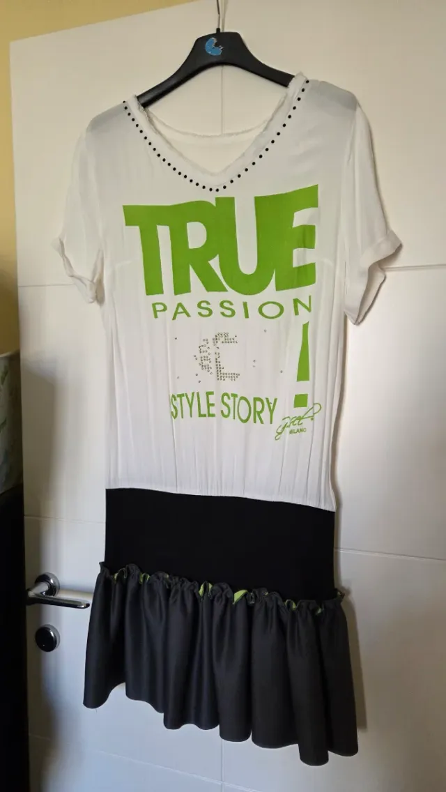 Vestito bianco e nero con stampa