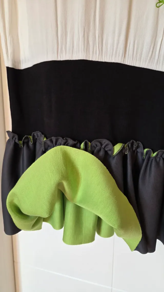 Vestito bianco e nero con stampa