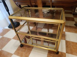 Mesa auxiliar cristal y metal dorada con ruedas