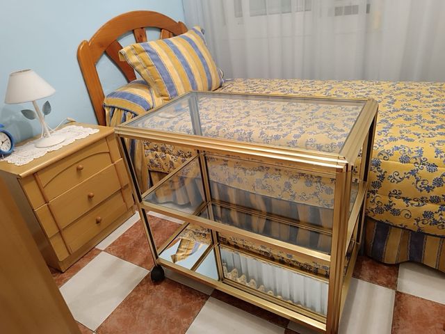Mesa auxiliar cristal y metal dorada con ruedas