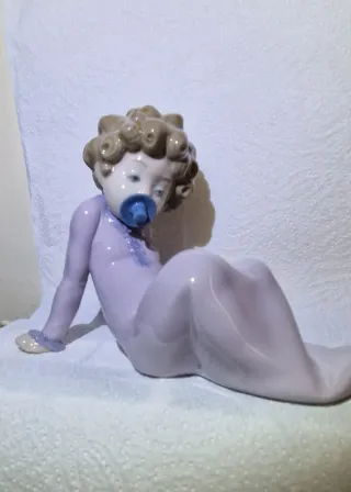 Figura Lladró la niña del chupete