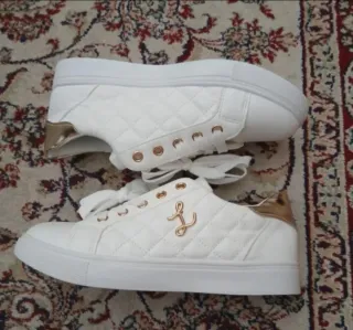 Scarpe bianche con dettagli oro n.37