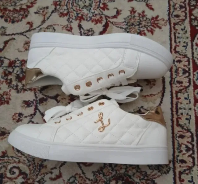 Scarpe bianche con dettagli oro n.37