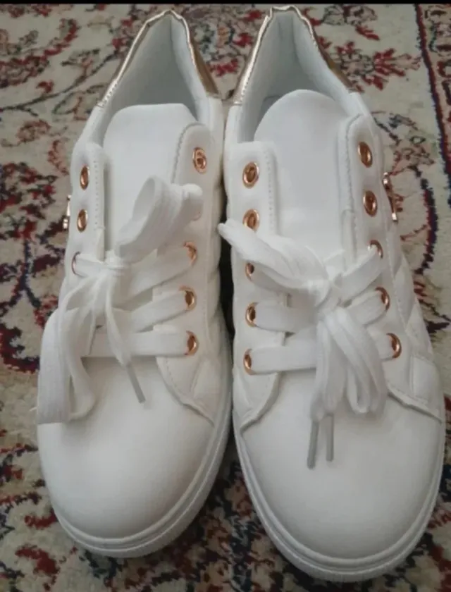 Scarpe bianche con dettagli oro n.37