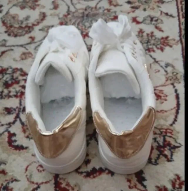 Scarpe bianche con dettagli oro n.37