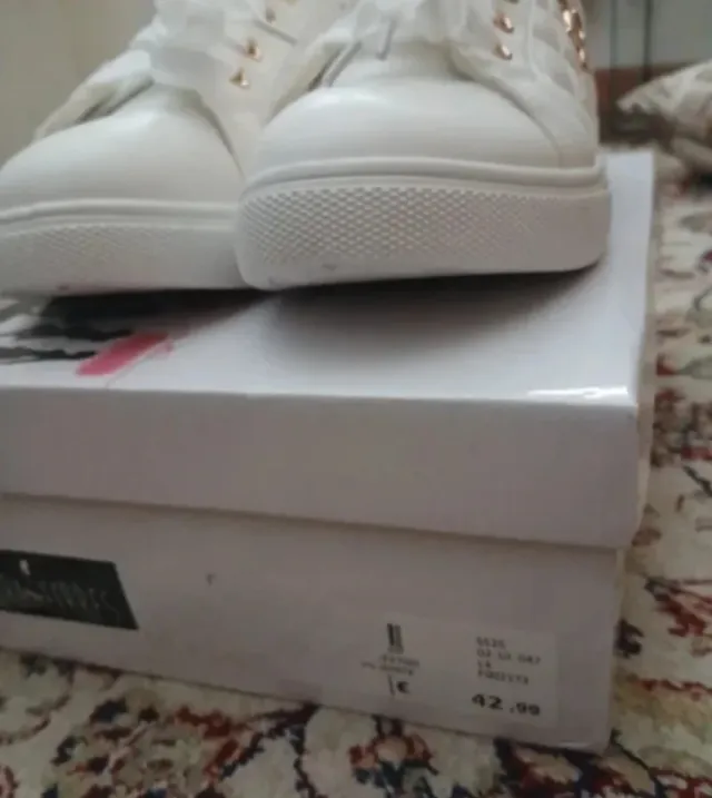 Scarpe bianche con dettagli oro n.37