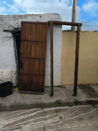 Puerta de madera rústica