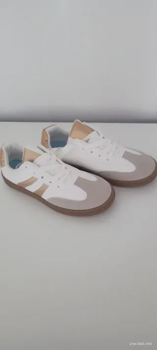 Zapatillas doradas y blancas