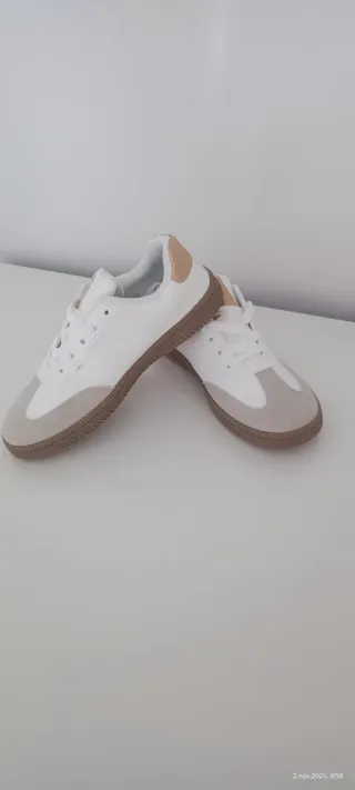 Zapatillas doradas y blancas