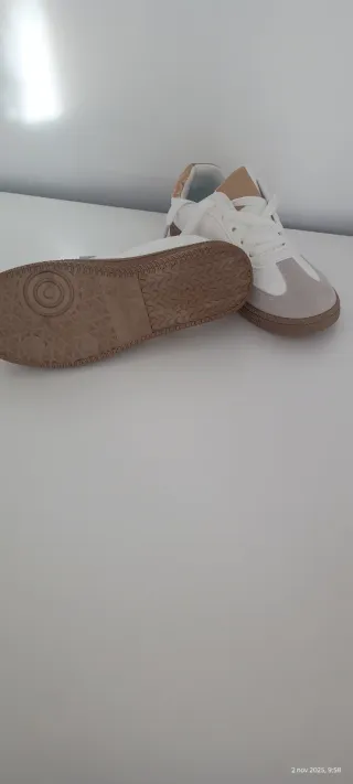 Zapatillas doradas y blancas