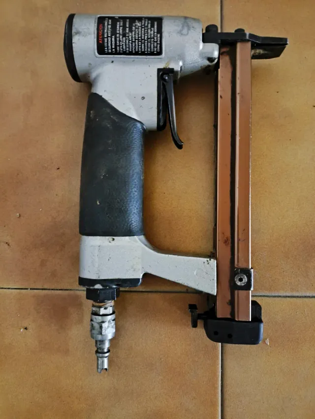 Clavadora Neumática Profesional