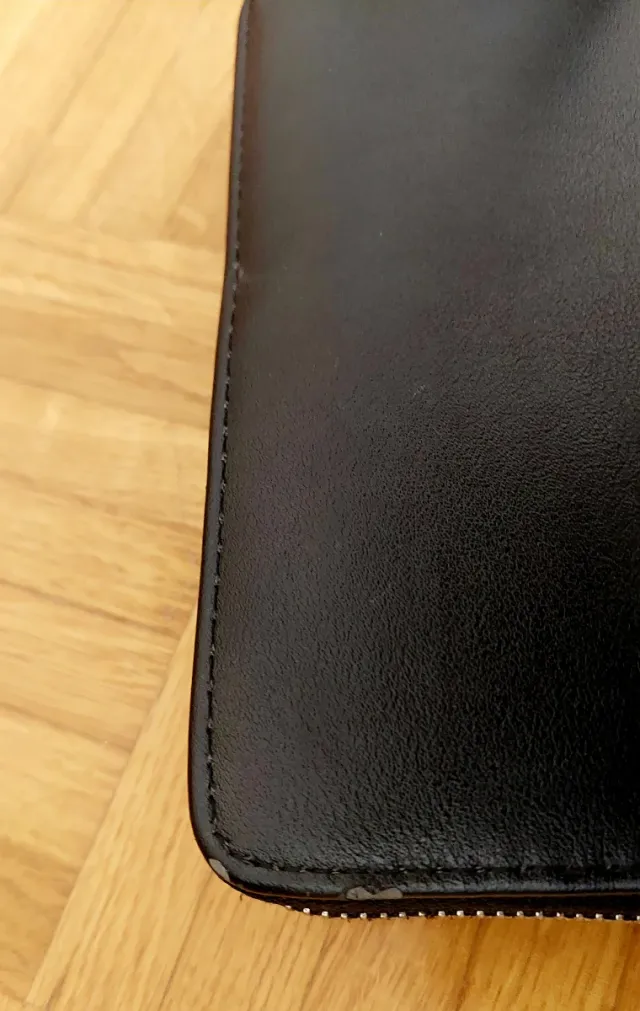 Cartera Stradivarius negra con adornos