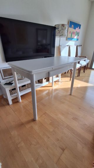Mesa extensible blanca de madera