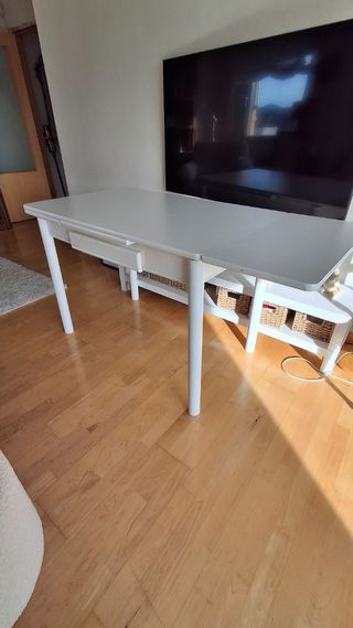 Mesa extensible blanca de madera