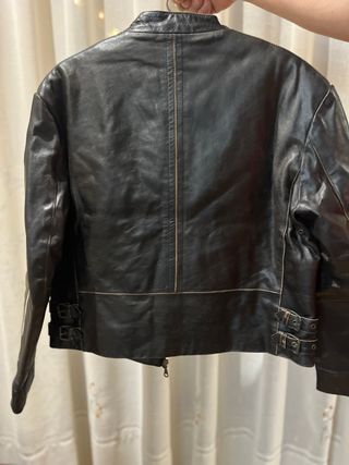 Cazadora de piel negra y blanca