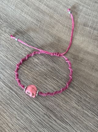 Pulsera macramé calavera rosa