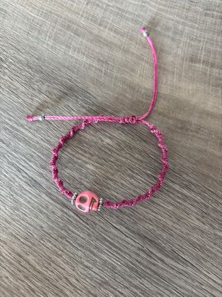 Pulsera macramé calavera rosa