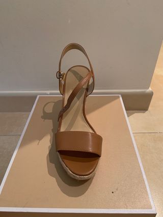 Sandalias de cuña Michael Kors color caramelo