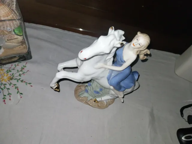 Figuras decorativas de cristal y metal