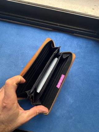 Cartera de mujer con abeja dorada.