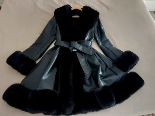 Abrigo polipiel negro con pelo