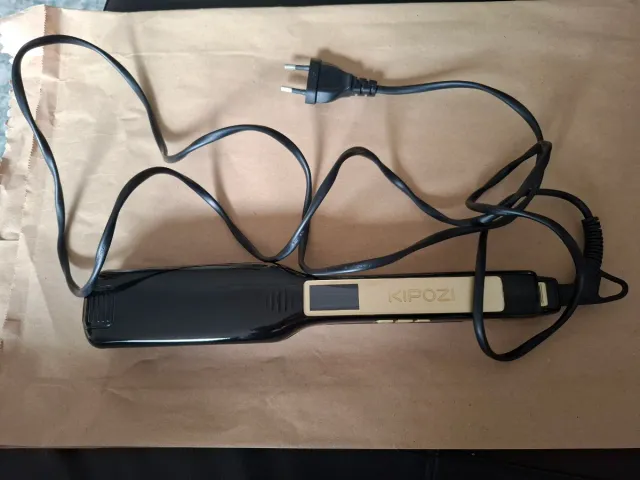 Plancha de pelo Kipozi negra y dorada