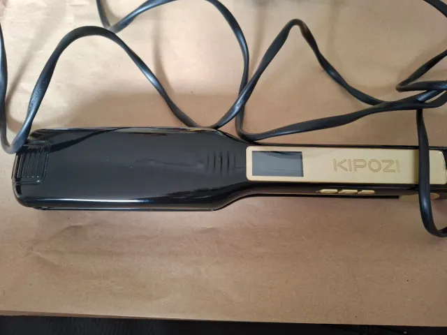 Plancha de pelo Kipozi negra y dorada