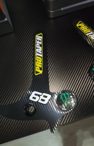 Cubrechasis Suzuki LTZ Efecto Carbono