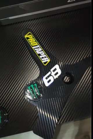 Cubrechasis Suzuki LTZ Efecto Carbono