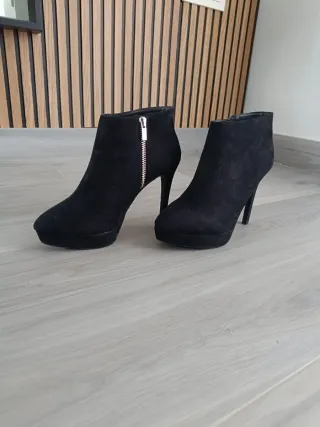 Botines piel con tacón negros, Bershka 