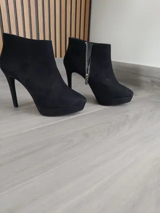 Botines piel con tacón negros, Bershka 