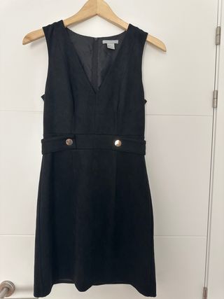 Vestido negro escote pico antelina
