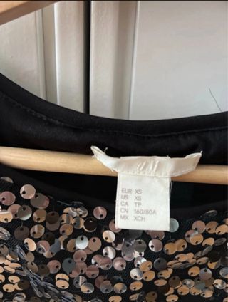 Camiseta H&M lentejuelas negra y plateada