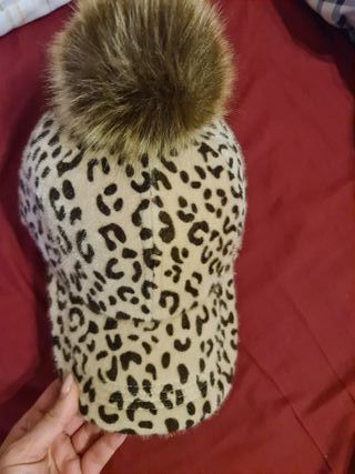 Gorra animal print con pompón