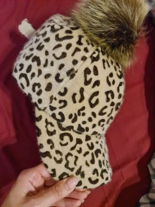 Gorra animal print con pompón