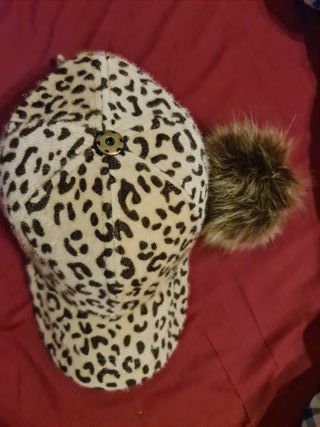 Gorra animal print con pompón