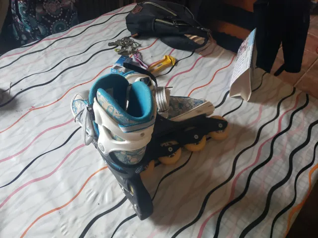 Patines en línea con diseño azul